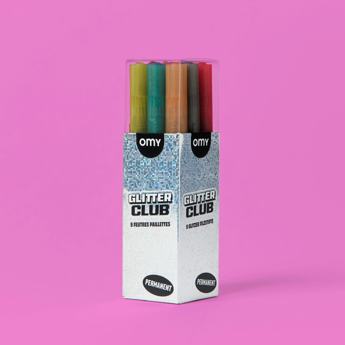 Boîte de feutres Glitter Club OMY en vue trois quarts avec les feutres visibles.