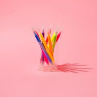 Stylos feutres fluo OMY sur fond rose – Accessoires de coloriage