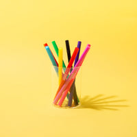 Parfümierte OMY-Filzstifte in einem transparenten Stifteköcher – Fruchtdüfte wie Apfel, Erdbeere, Kirsche, Zitrone, Orange, Brombeere, Pfirsich, Traube und Cola