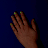 Ongles décorés avec stickers OMY Glow Party – Gommettes brillantes pour enfants