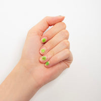 Mains d’enfant avec gommettes Nail Stickers OMY Glow Party – Accessoire fun et facile