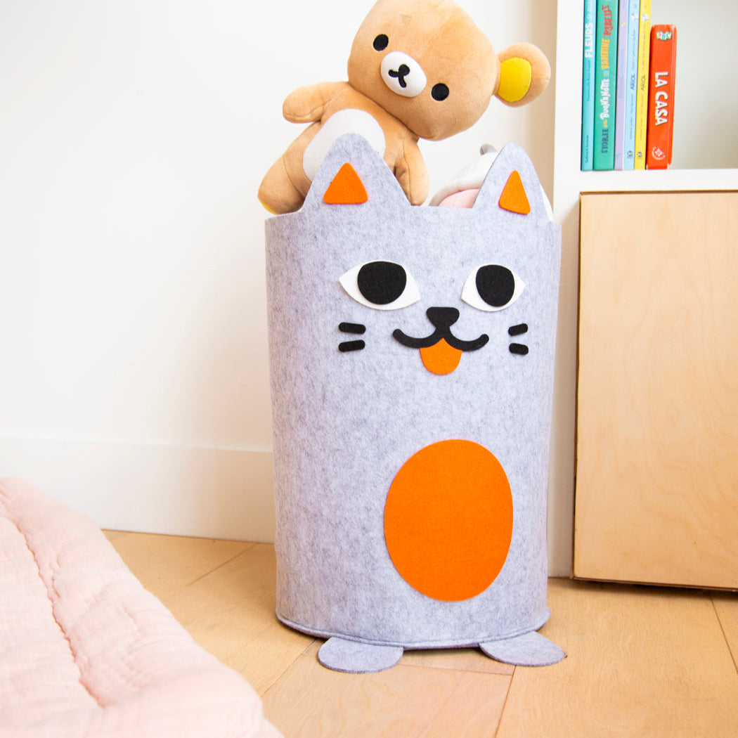 Tidy bag Kitty OMY, panier de rangement enfant en feutrine grise en forme de chat avec ourson en peluche, dans une chambre