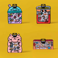 Quatro designs de embalagem coloridos dos produtos de autocolantes OMY sobre fundo amarelo
