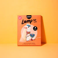 Boîte DIY Lamp 3D Lama OMY : lampe lama en carton à monter, LED incluse, sur fond orange