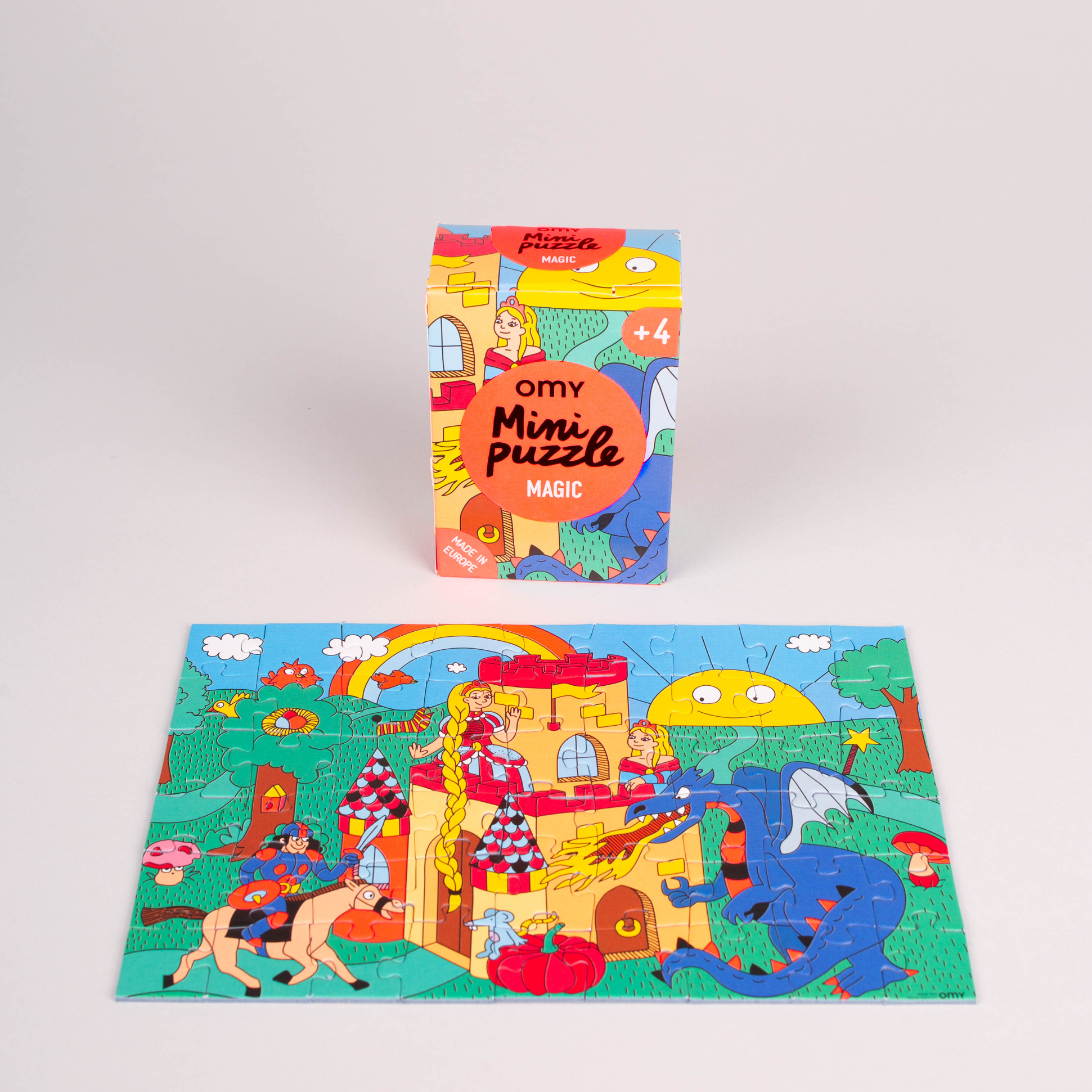 Mini Puzzle Magic OMY assemblato davanti alla sua scatola: castello della principessa, cavaliere e drago sputafuoco, dai 4 anni