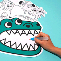 Main passant le stylo à eau sur le set Magic Water Dinos OMY : les couleurs apparaissent dans la gueule du dinosaure