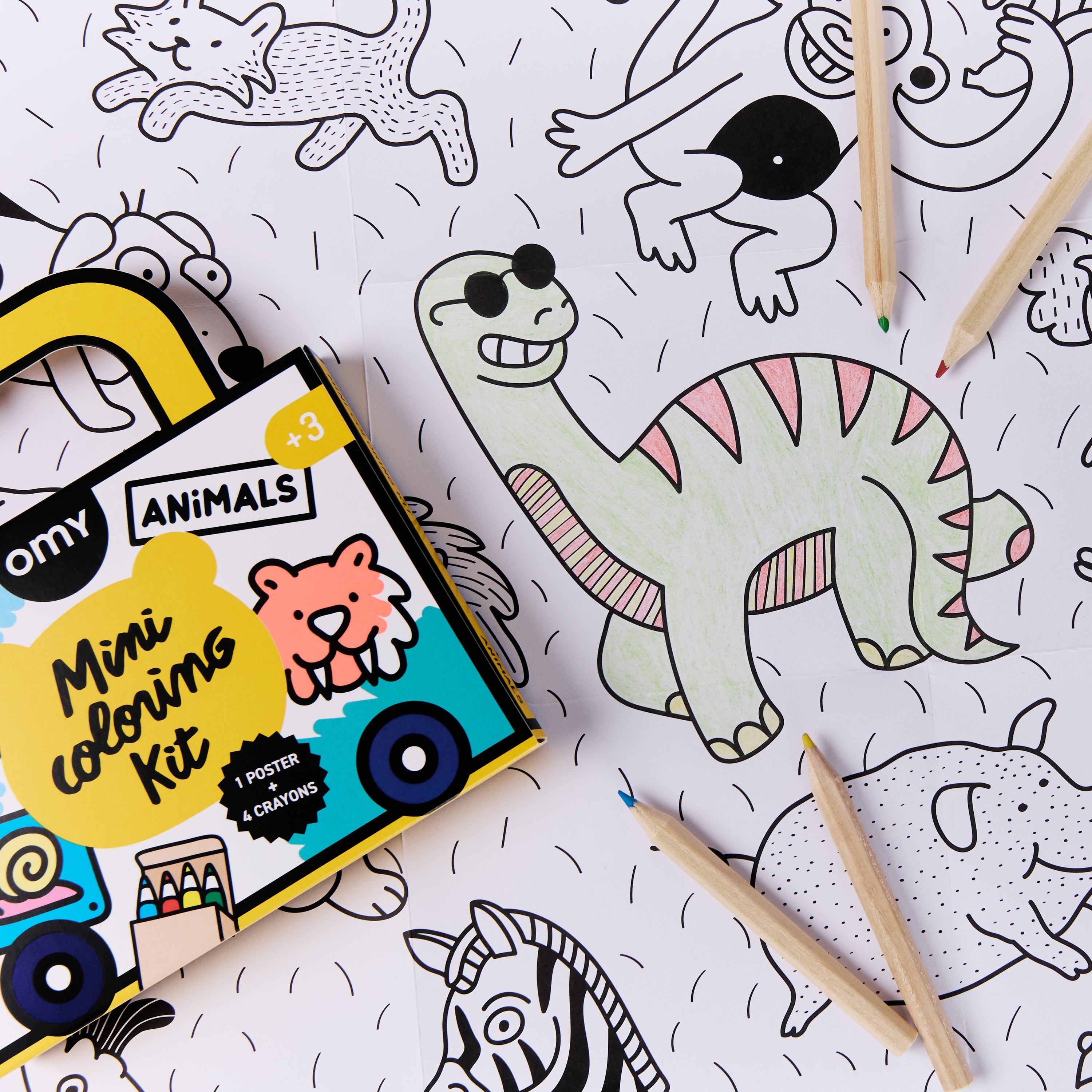 Zoom sur le poster du kit OMY Animals avec animaux rigolos coloriés et crayons en bois