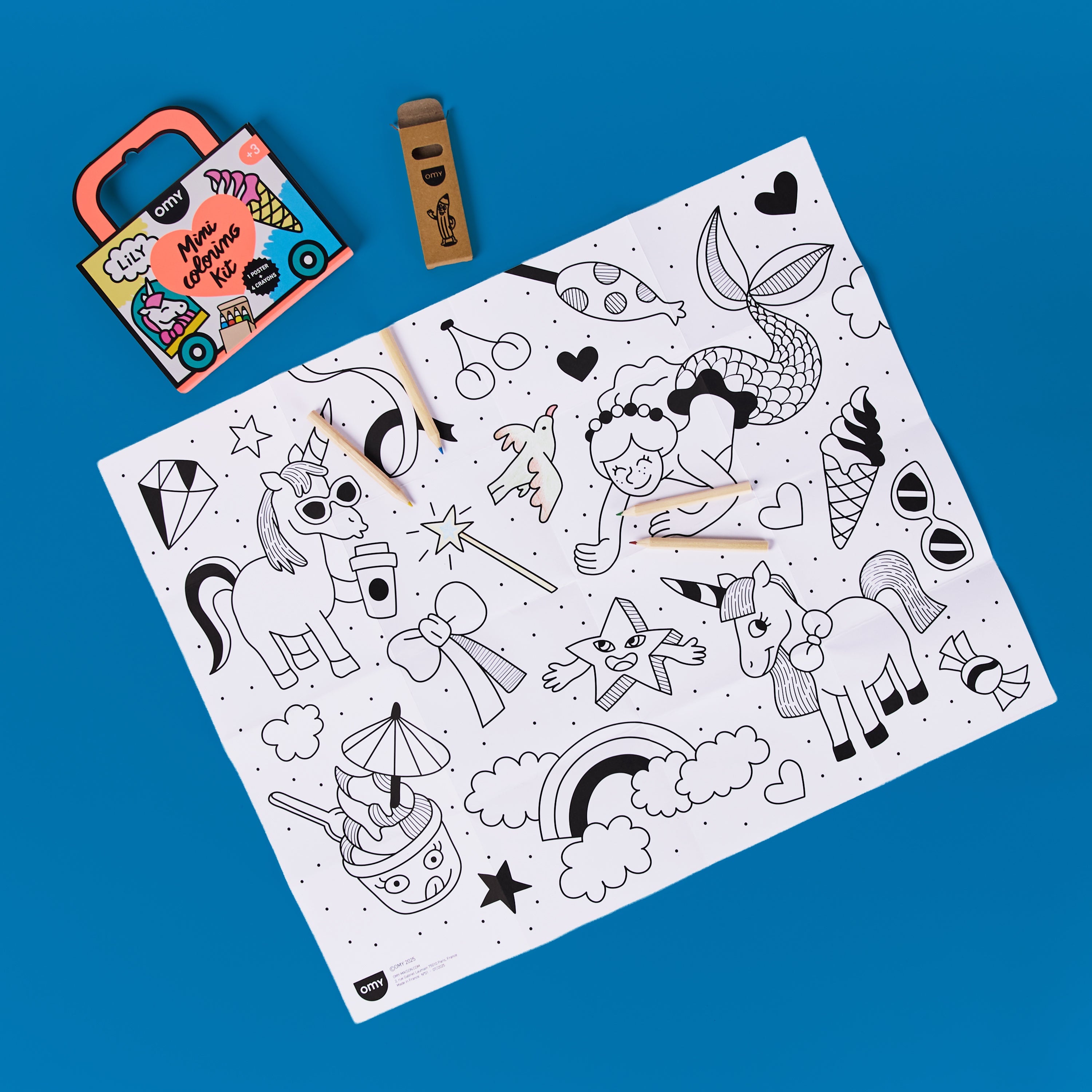 Contenido del Mini Coloring Kit Lily de OMY: póster para colorear con ilustraciones de cuento de hadas y 4 mini crayones de cera