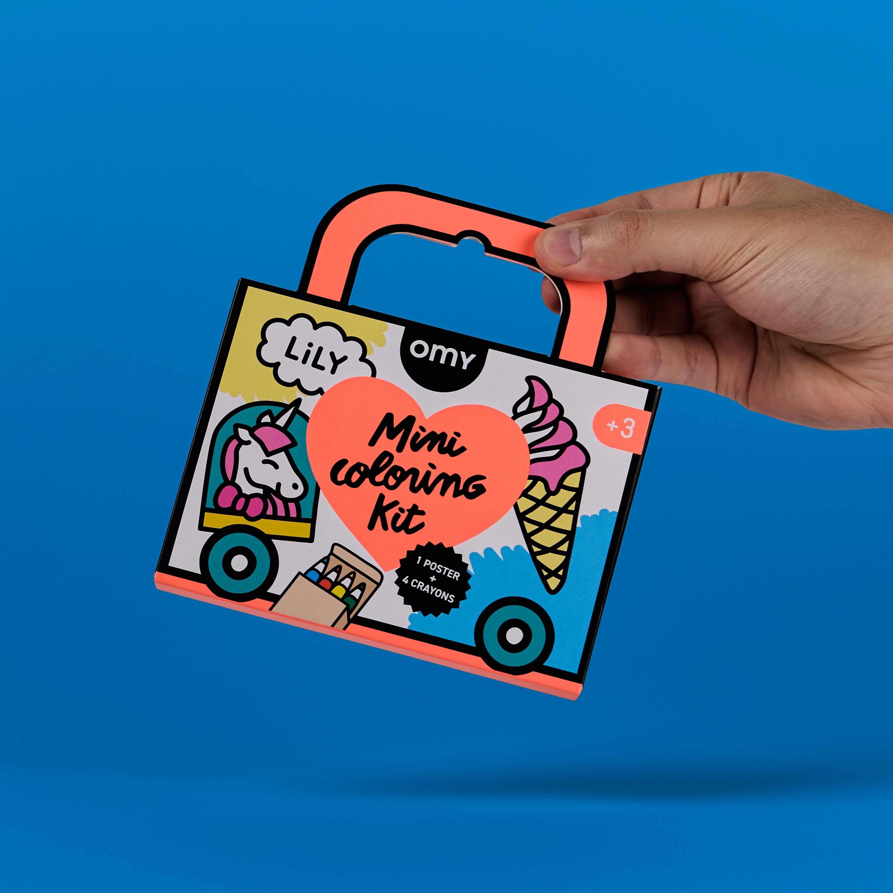 Mini Coloring Kit Lily de OMY sostenido en la mano, formato compacto con asa, ideal para los desplazamientos