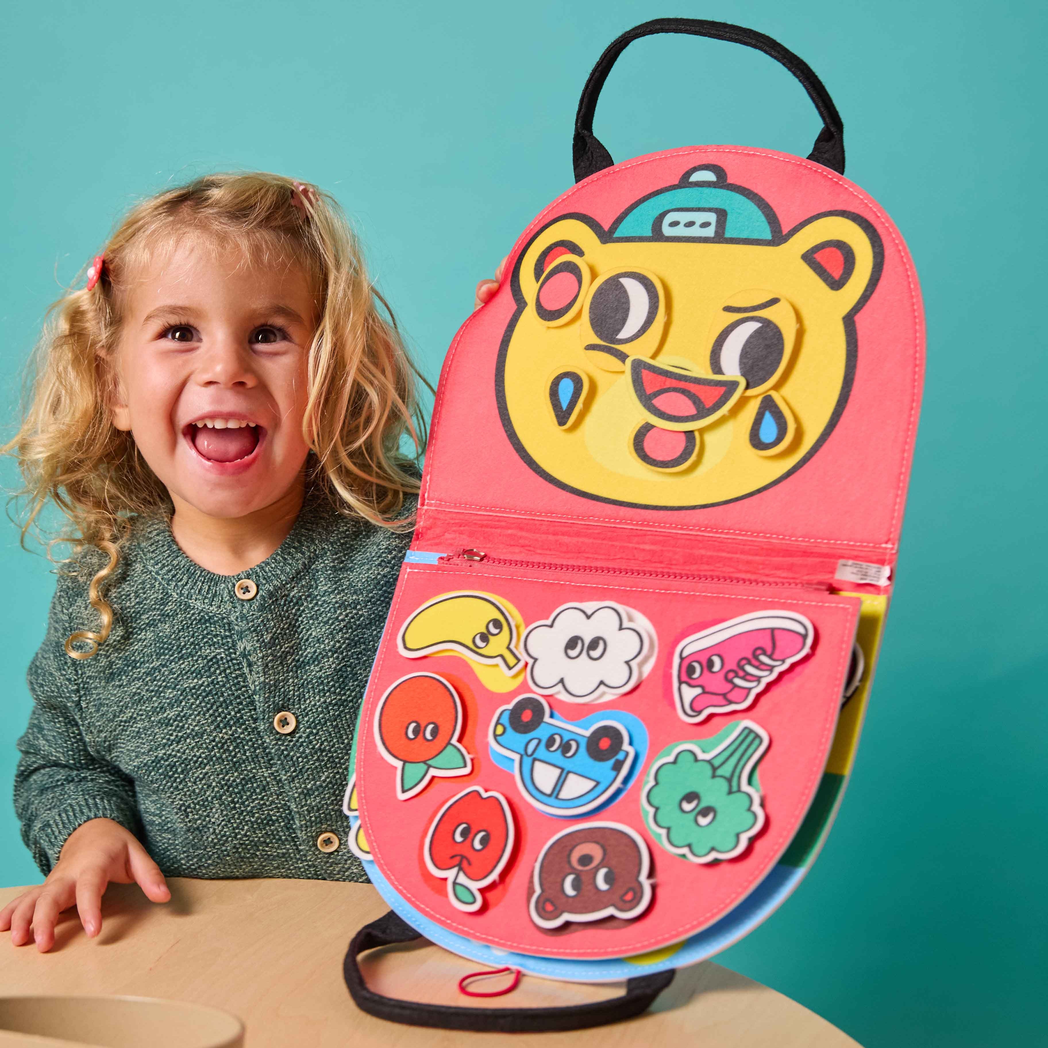 Child playing with the OMY Montessori Shapes & Colors educational kit: playful activity for fine motor skills.