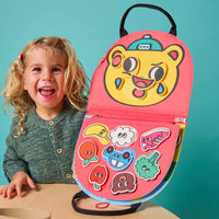 Child playing with the OMY Montessori Shapes & Colors educational kit: playful activity for fine motor skills.