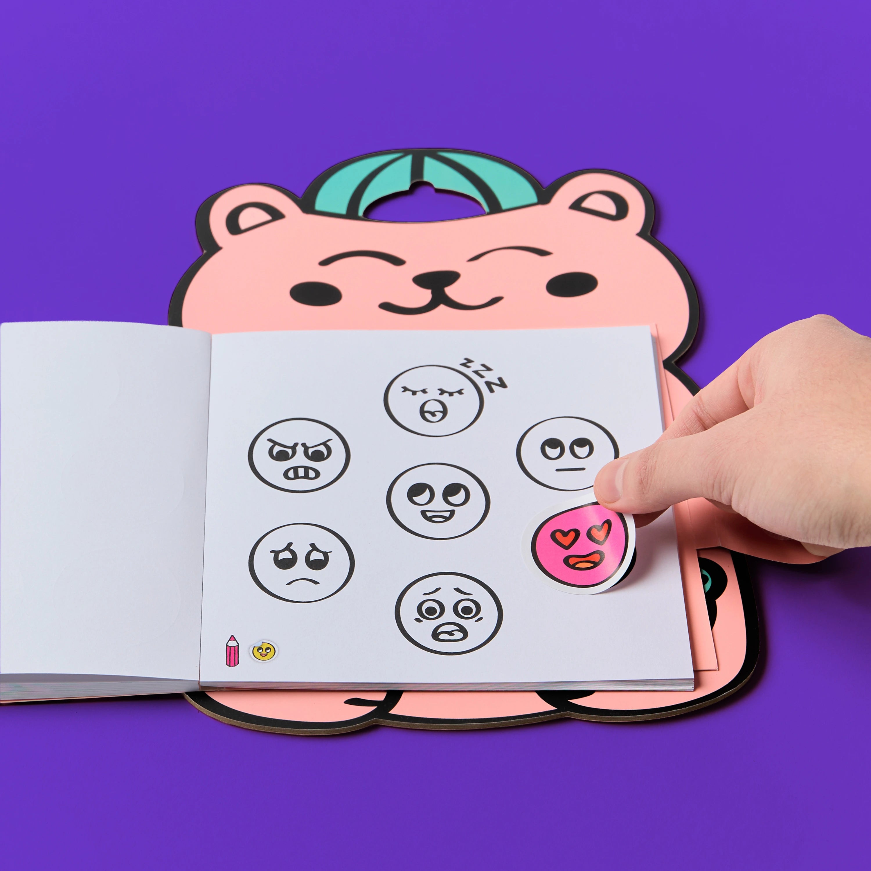 Montessori Stickers Book - Emotions OMY livre ouvert avec activité de coloriage et stickers sur les émotions pour enfants dès 3 ans