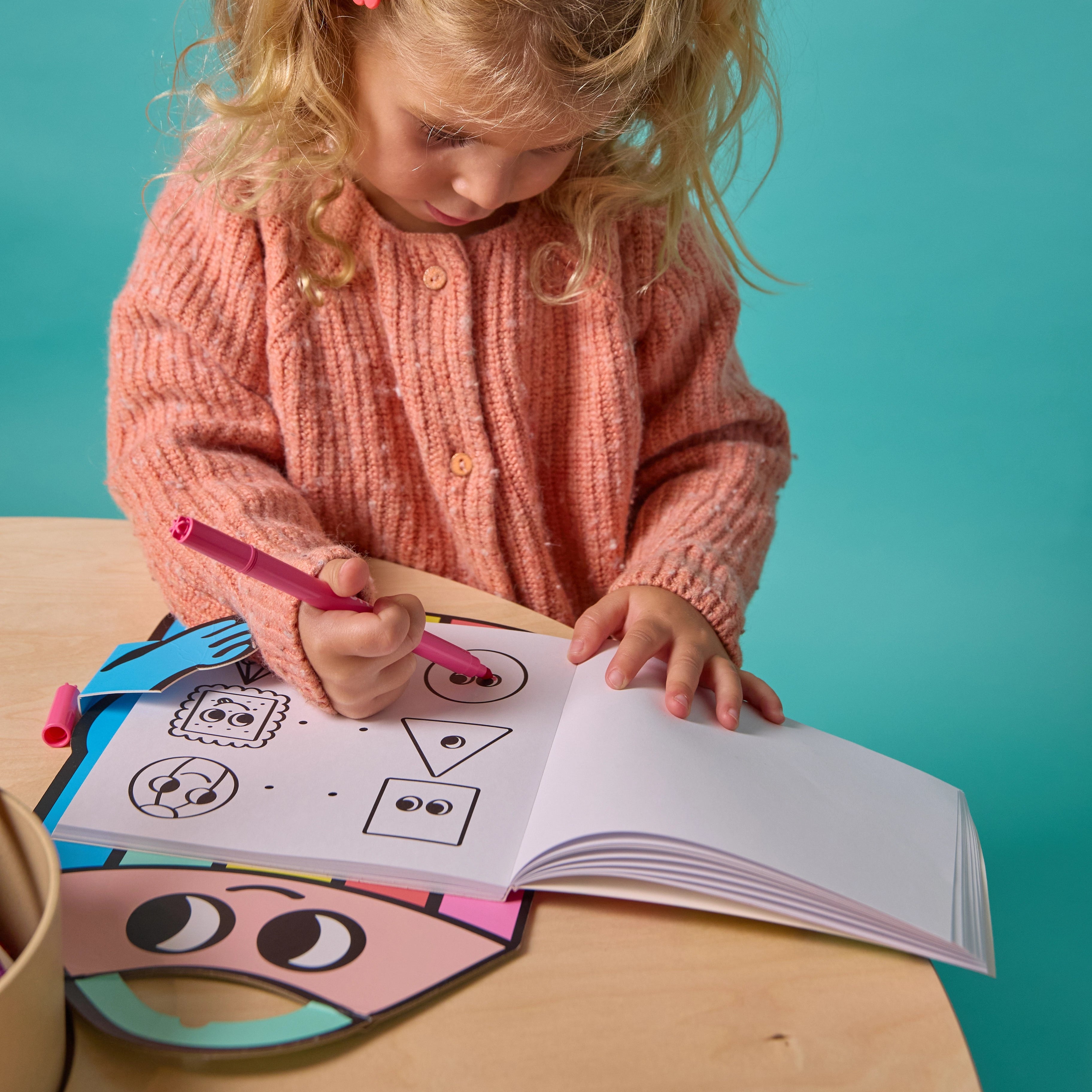 Enfant coloriant avec Montessori Stickers Book - Geometric Shapes OMY, activité éducative pour apprendre formes et couleurs