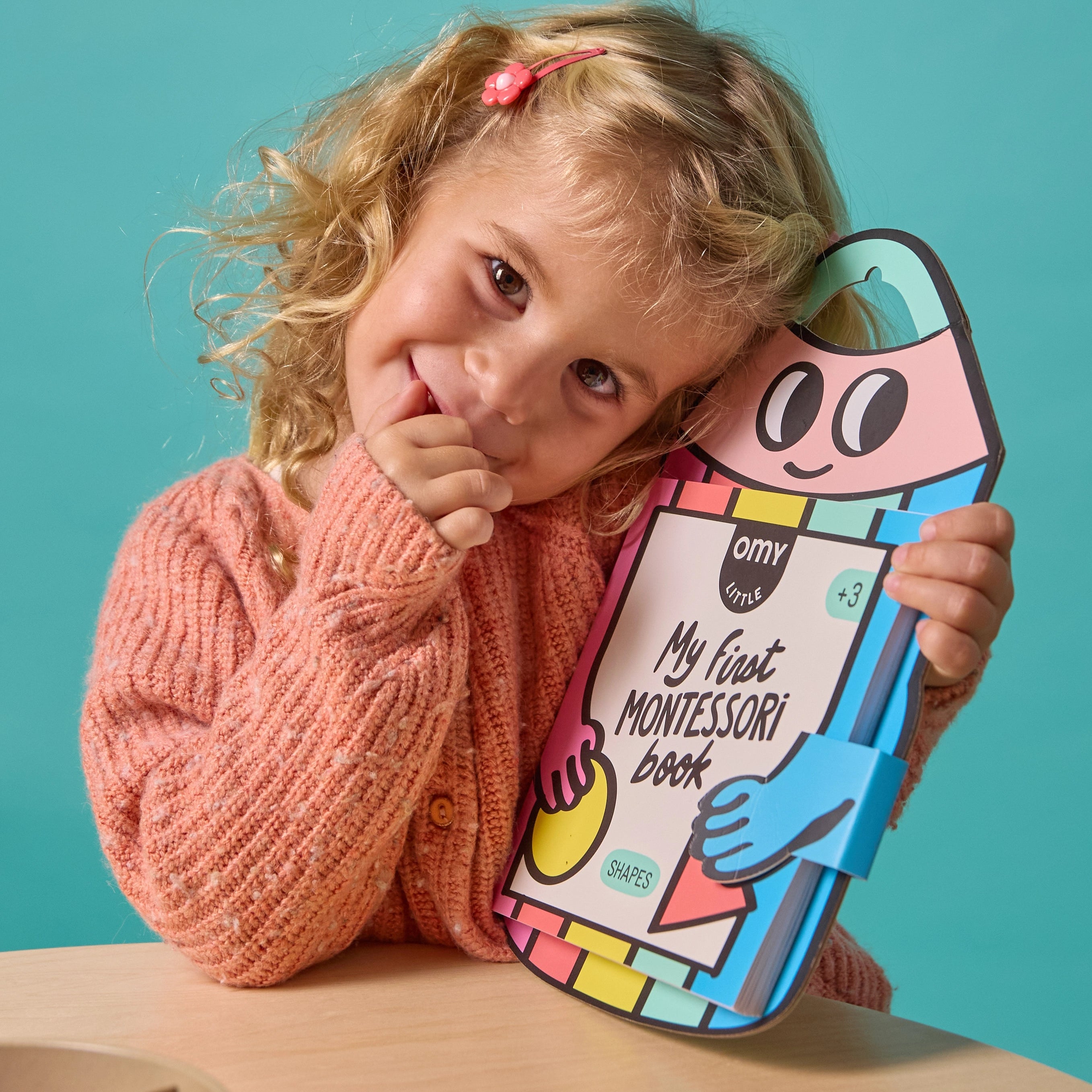 Enfant tenant Montessori Stickers Book - Geometric Shapes OMY, livre de coloriage créatif et éducatif pour enfants