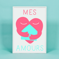 Póster OMY «Mes Amours» en marco blanco: corazón rosa abrazando una casa turquesa, sobre fondo turquesa