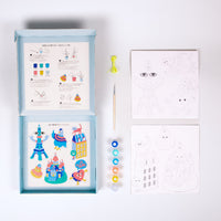 Contenu du kit OMY décorations Paris à peindre : boîte avec mode d'emploi, planches à découper, pinceau, fil et 6 peintures