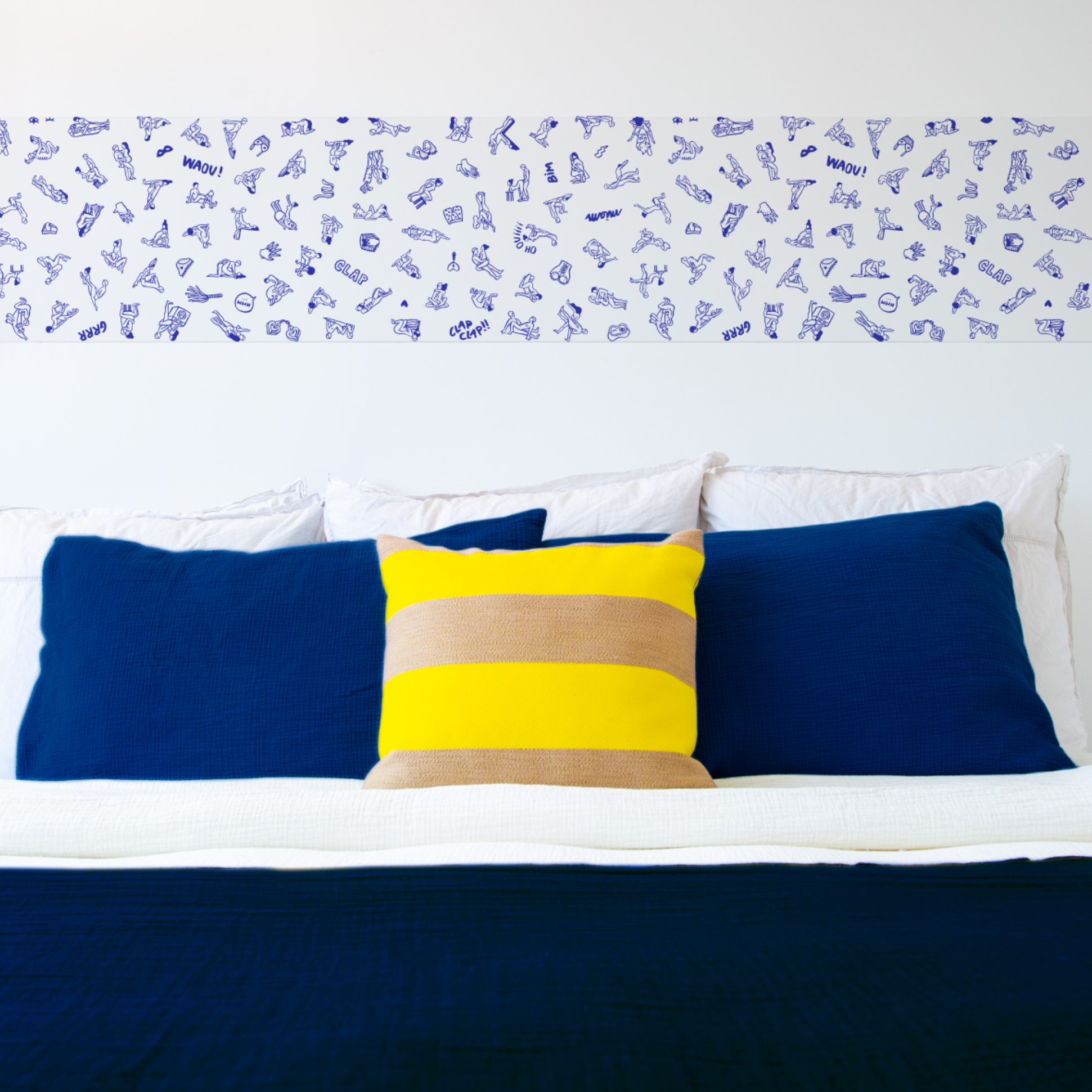 Papier adhésif repositionnable Kamasutra 69 OMY Stick-It posé en frise murale au-dessus d’un lit, décoration adulte motif illustrations bleu Frise murale papier adhésif adulte Kamasutra 69 OMY Stick-It installée dans chambre, vinyle décoratif repositionnable pour murs lisses et décoration intérieure