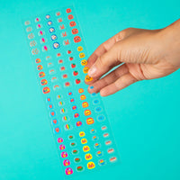 Main tenant des stickers ongles OMY Kawaii – Gommettes rigolotes pour manucure enfant