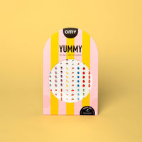 Emballage rayé rose et jaune des 120 stickers pour ongles Yummy OMY Body Art, avec motifs gourmands, sur fond jaune