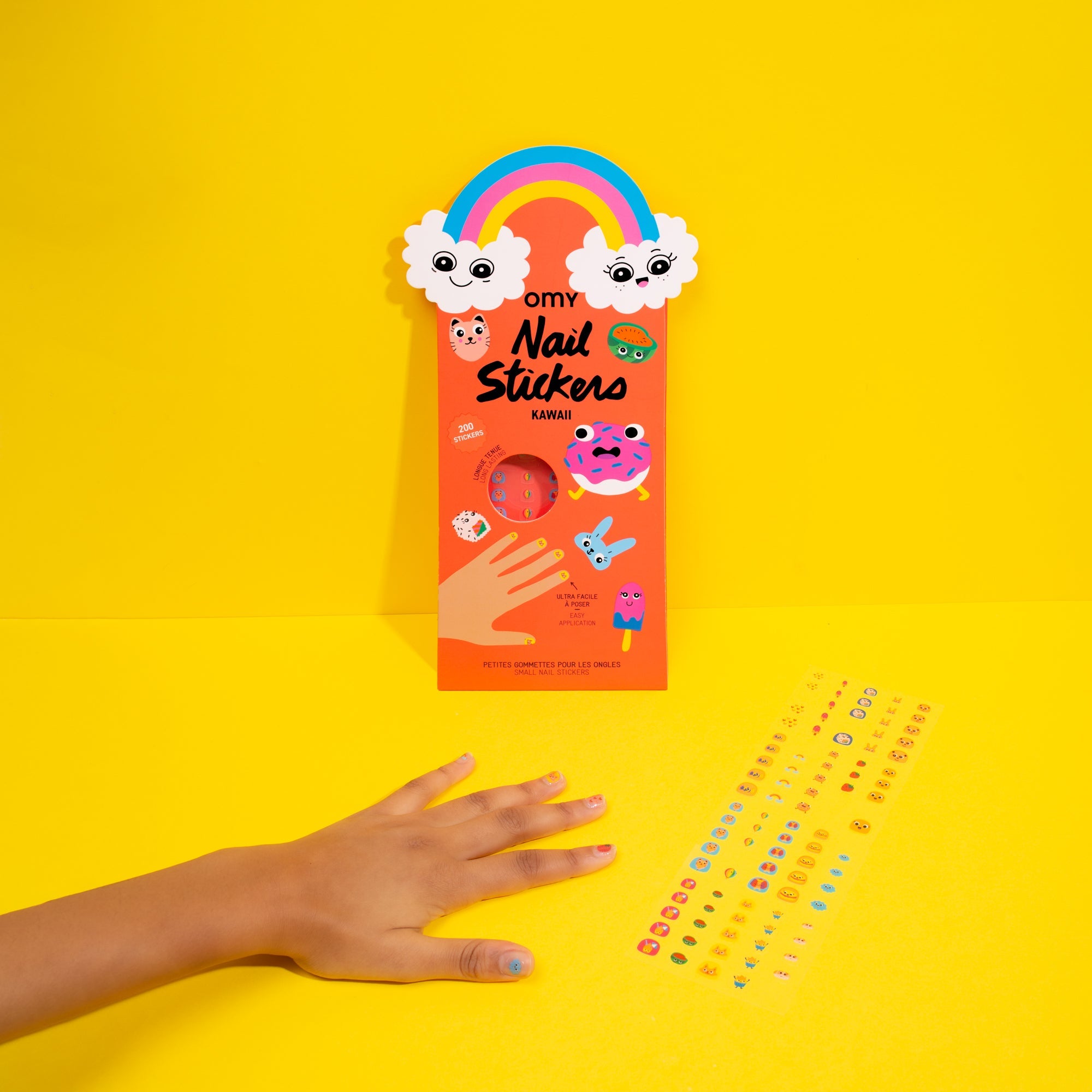 200 petites gommettes pour les ongles ultra facile à poser avec main en illustration 