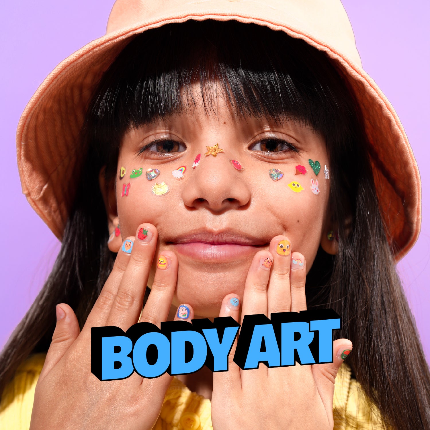 Enfant souriant portant des stickers body art colorés sur le visage et les ongles, illustrant la collection Body Art ludique et créative.