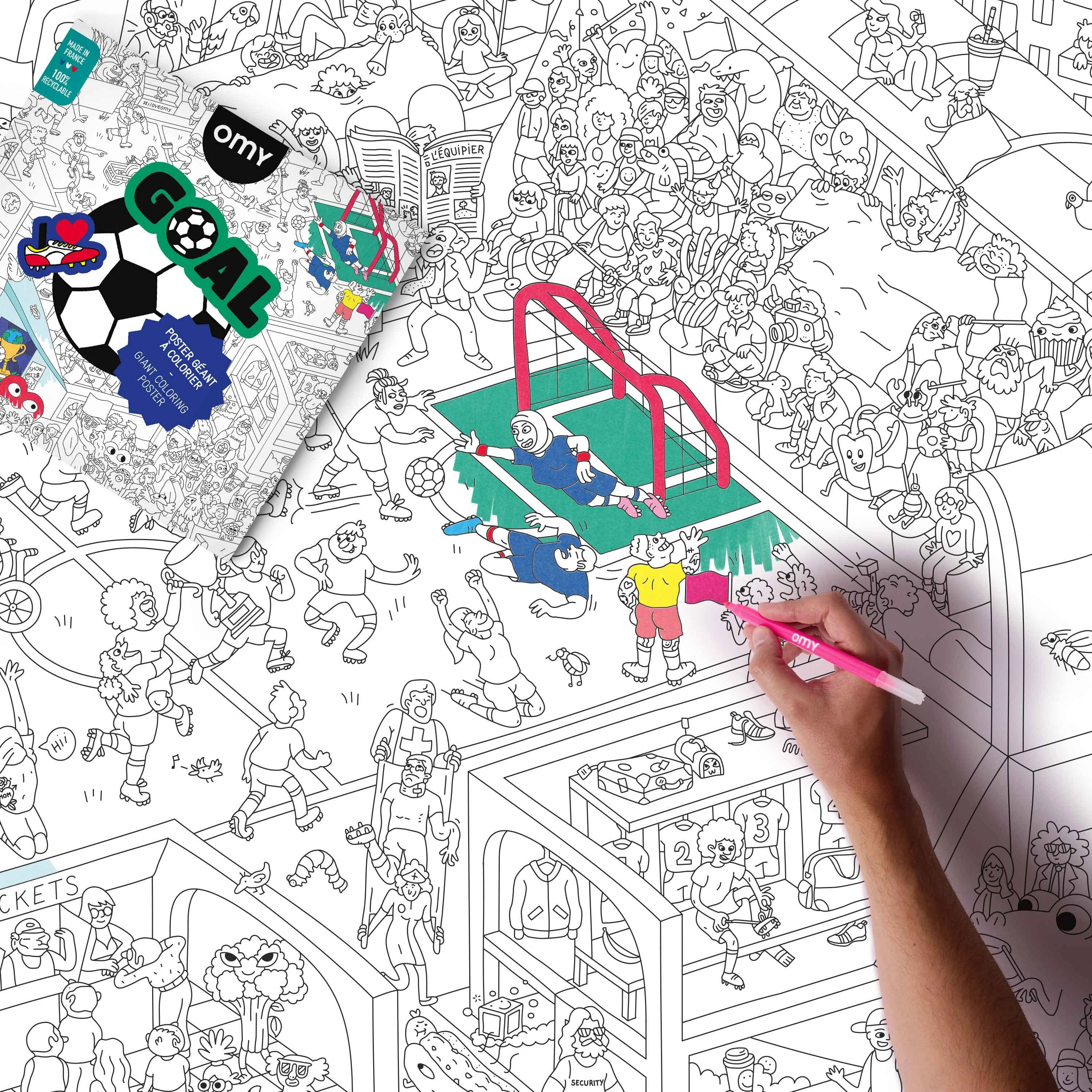 Enfant coloriant un poster géant football GOAL OMY avec scène d'ambience de match, joueurs et supporters, activité ludique et créative 