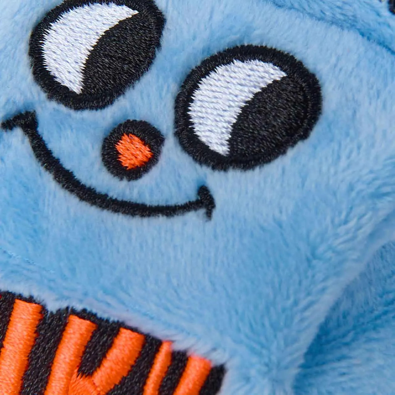 Gestickte Detailansicht der Sweet Buddies Mini-Plüschfigur Miky von OMY