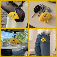 Leon Plüsch-Schlüsselanhänger an einer Tasche, mit Schlüsseln, einem Auto und einer Jeans
