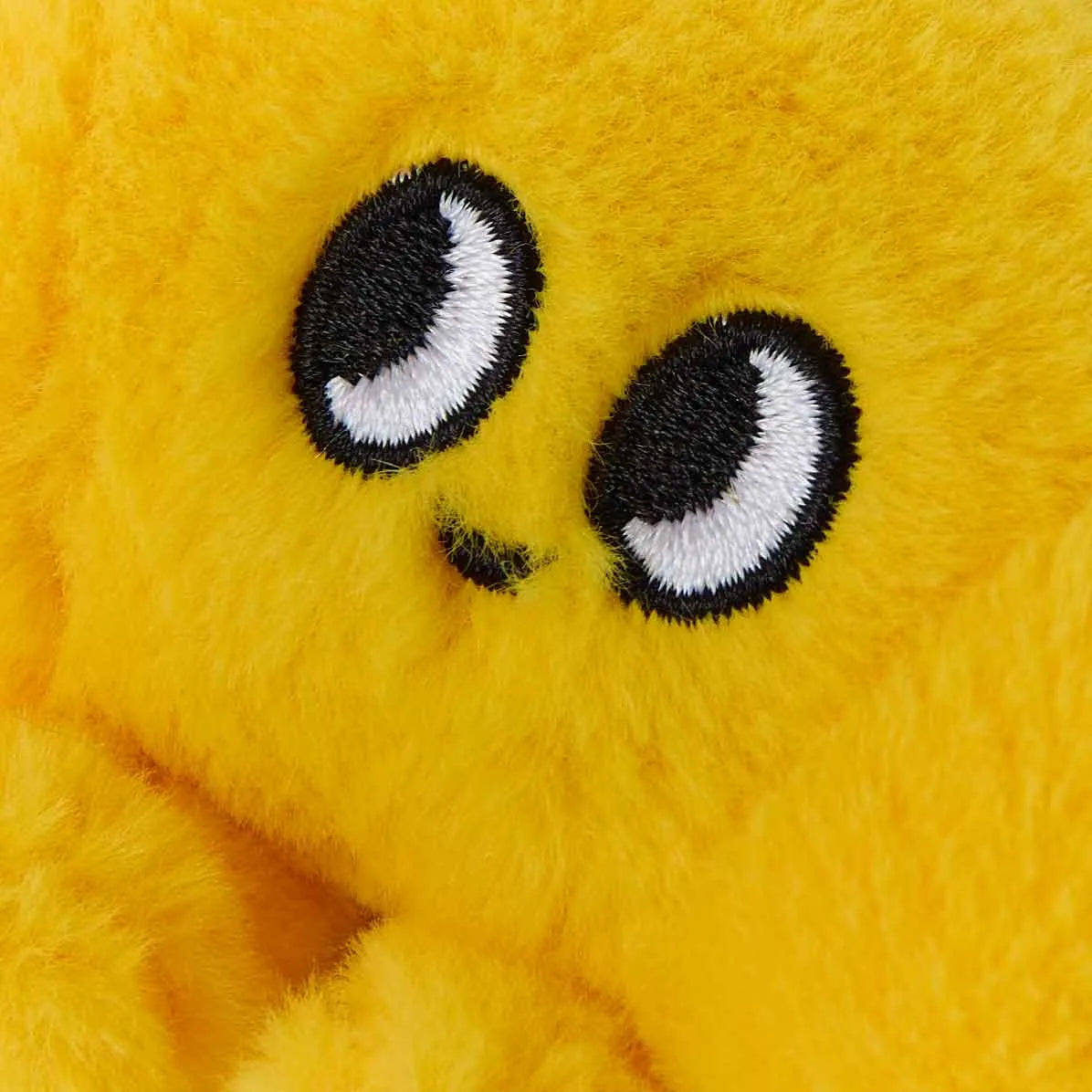 Gestickte Detailansicht der Sweet Buddies Mini-Plüschfigur Leon von OMY