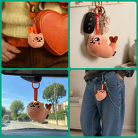 Porte-clés peluche Mewchi accroché à un sac, des clés, une voiture et un jean