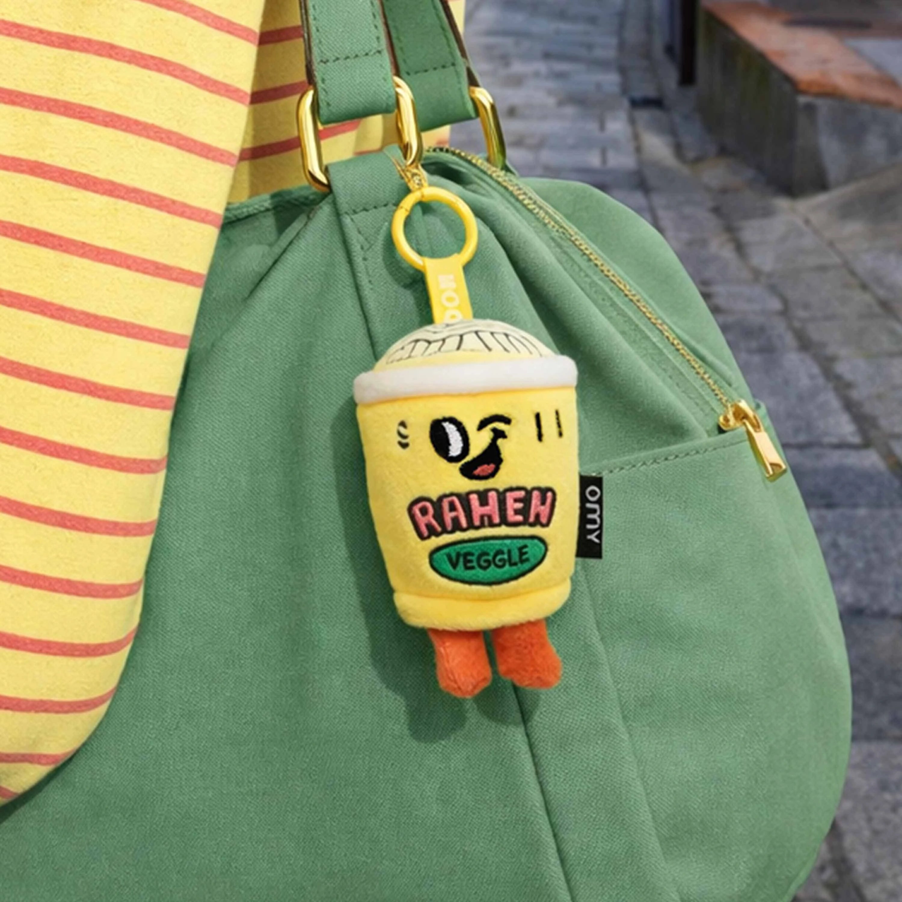 Noo Mini-Plüsch-Schlüsselanhänger an einer grünen Tasche