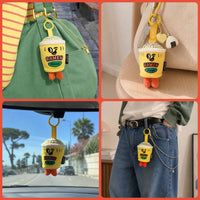 Noo Plüsch-Schlüsselanhänger an einer Tasche, mit Schlüsseln, einem Auto und einer Jeans