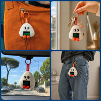 Porte-clés peluche Yuki accroché à un sac, des clés, une voiture et un jean