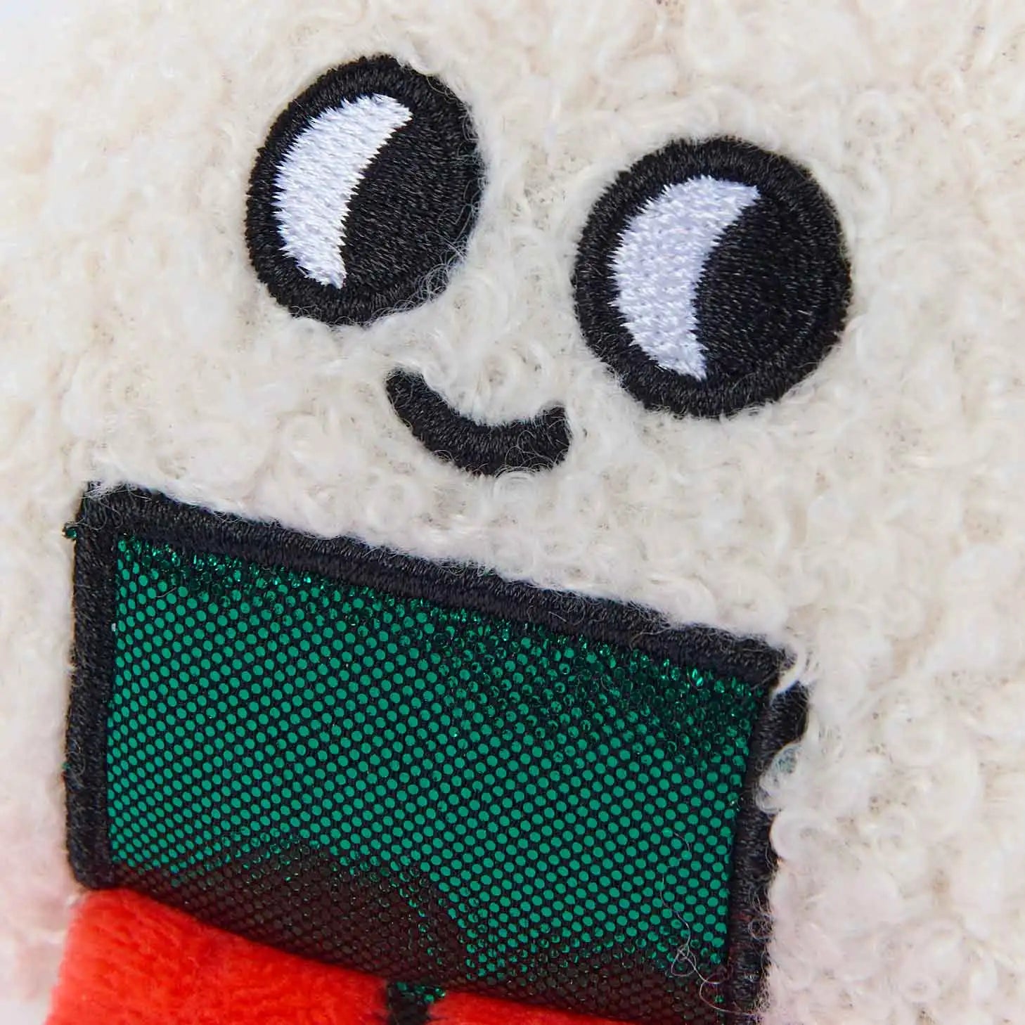 Détail brodé de la mini peluche Yuki Sweet Buddies OMY