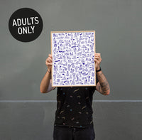 Homme tenant devant son visage le Poster 69 OMY encadré, illustrations coquines bleues, pastille Adults Only
