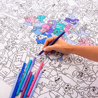 Main d'enfant coloriant le poster Kitty avec des feutres fluo sur fond illustré