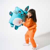 Enfant jouant avec le super coussin gonflable Bunny OMY – Accessoire déco et fun