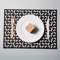 OMY Coquillette placemat: zwart-wit patroon van elleboogmacaroni met bord, mes en houten vork