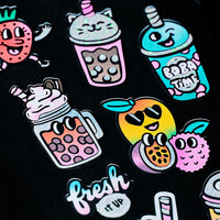 Détail des stickers Bubble Tea holographiques OMY, effet scintillant sur vinyle avec motifs bubble tea et fruits