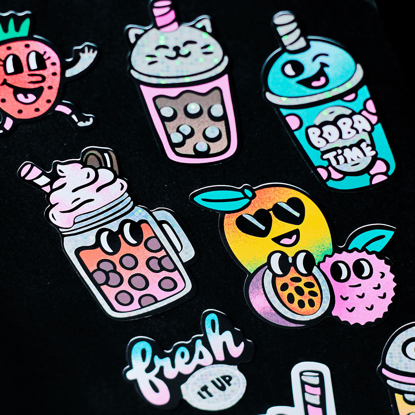Détail des stickers Bubble Tea holographiques OMY, effet scintillant sur vinyle avec motifs bubble tea et fruits