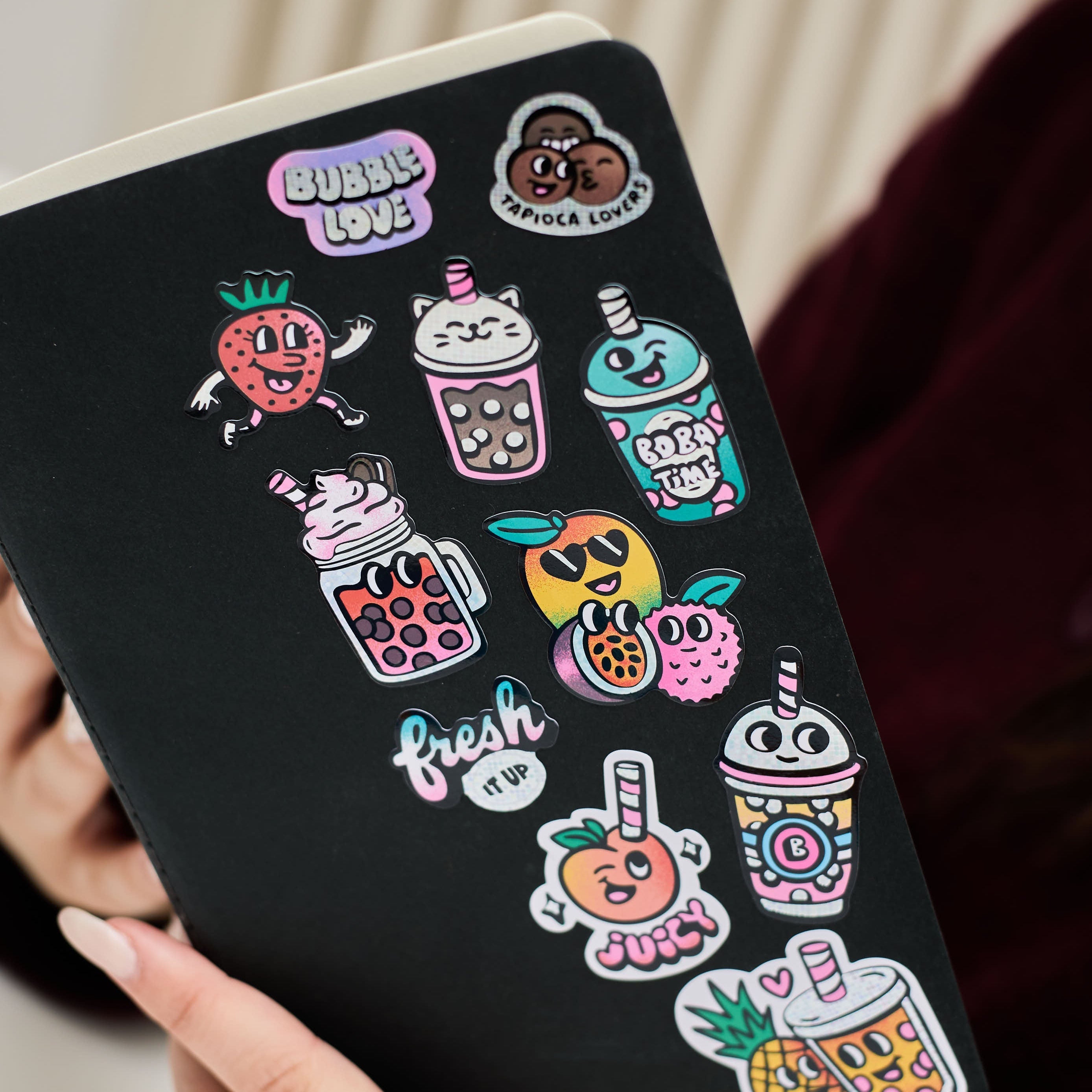 Stickers Bubble Tea holographiques OMY collés sur un carnet portable, motifs bubble tea, fruits et messages fun