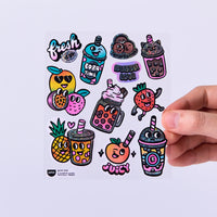 Planche de stickers Bubble Tea OMY avec bubble tea rigolos, fruits colorés et messages fun en vinyle holographique