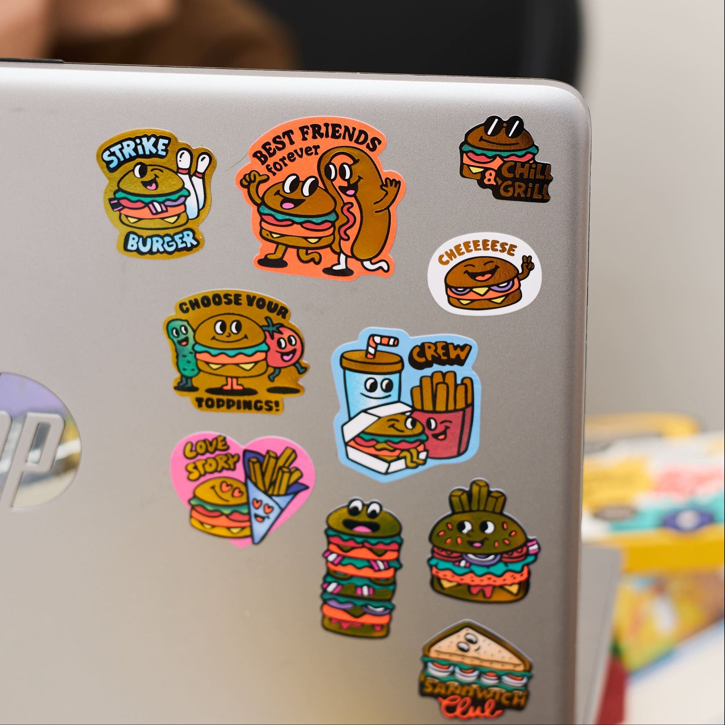 Stickers burger OMY collés sur ordinateur – burgers, frites et boissons en vinyle résistant et waterproof Détail burgers gourmands, frites croustillantes et messages fun en vinyle brillant