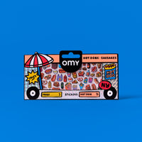 Retro della confezione Fabulous Stickers Food Truck Hot Dog OMY, anteprima del foglio di sticker ed esempi di utilizzo su oggetti