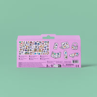 Retro della confezione Fabulous Stickers Café de Paris OMY, anteprima del foglio ed esempi di utilizzo su oggetti