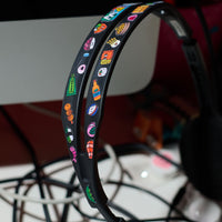 Détail de stickers déco vinyle Sushi Shop OMY collés sur un casque, illustrations makis et ramen