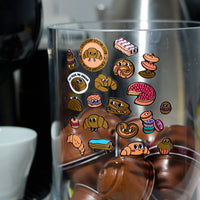 Stickers Croissant OMY décorant un récipient de cuisine, illustrations gourmandes de pâtisseries et viennoiseries.