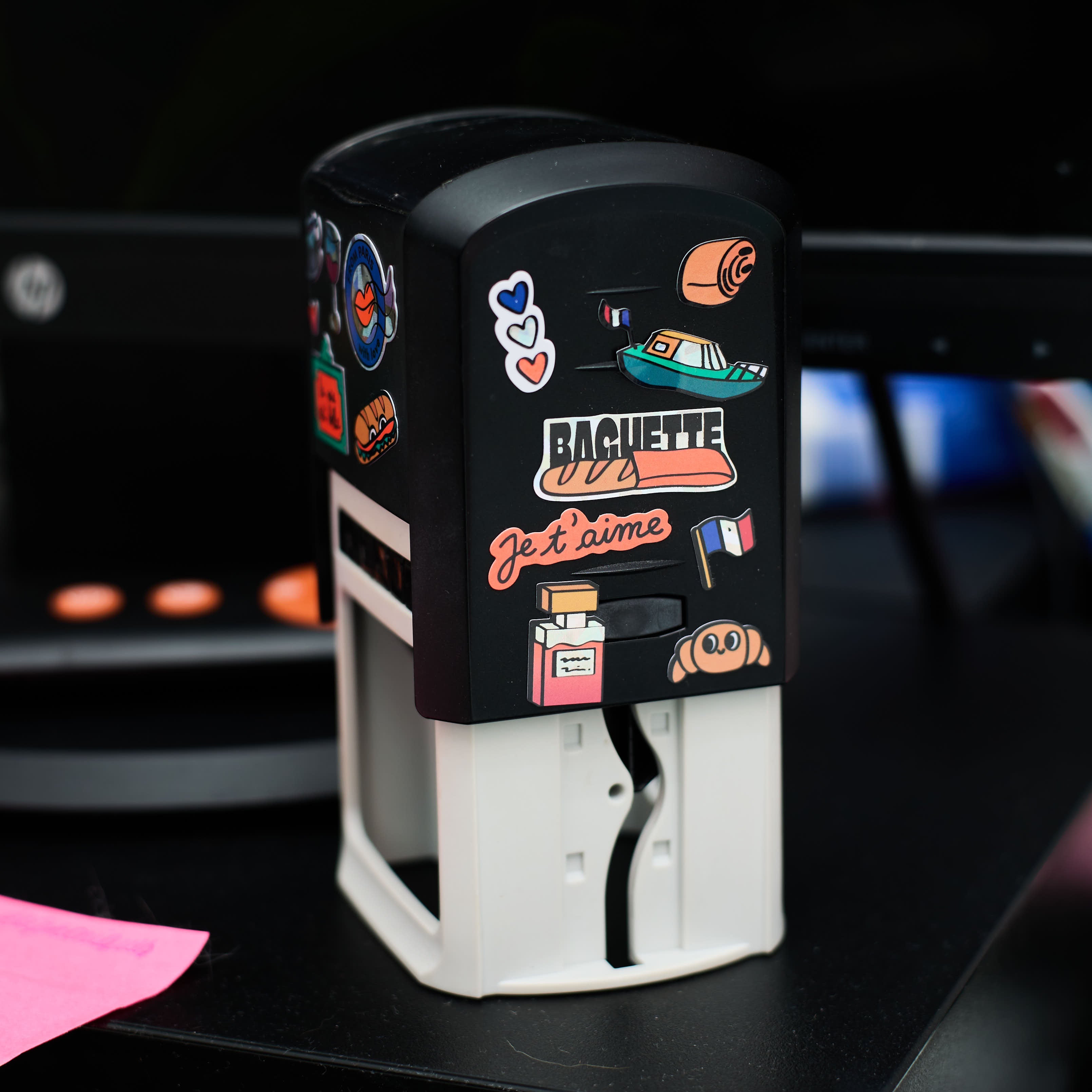 Stickers vinyle Paris OMY décorant un tampon avec illustrations parisiennes et typographies fun