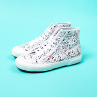 Paire de baskets montantes OMY x Superga à illustrations noir et blanc à colorier, sur fond turquoise