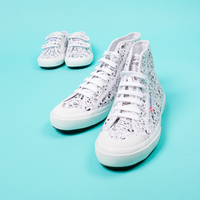 Baskets montantes adulte et enfant OMY x Superga à illustrations noir et blanc à colorier, sur fond turquoise